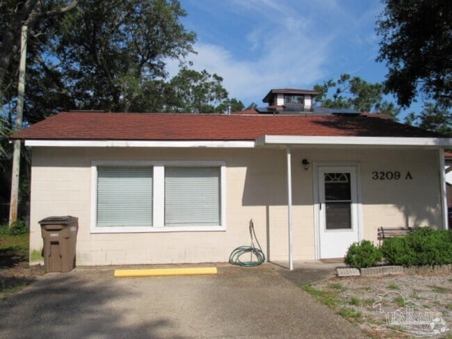 Building Photo - 3209 E Lloyd St Rental