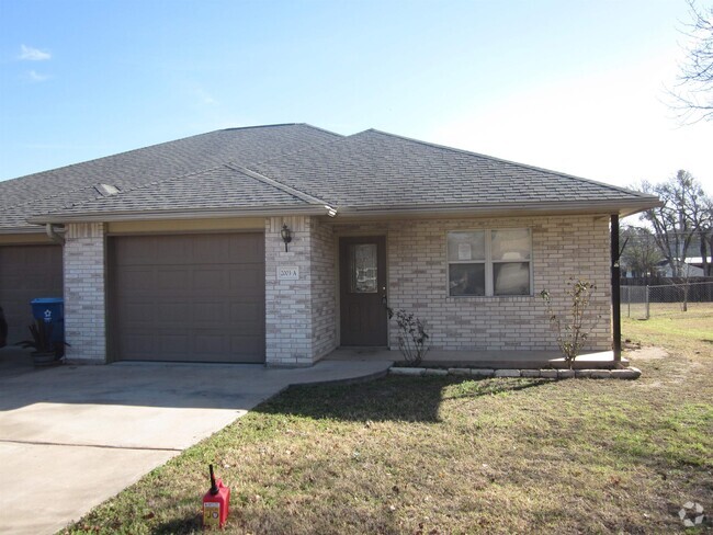 Building Photo - 2003 Bluebonnet Dr Rental