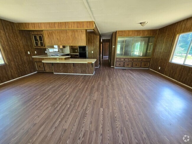 Building Photo - Spacious Home awaits!
