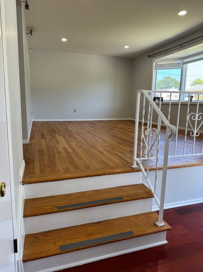 Photo - 824 Nelson Pl
