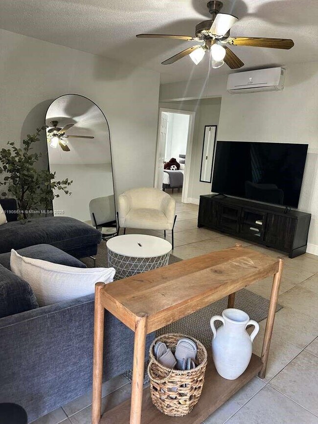 Photo - 585 SW 11th St Unidad 1