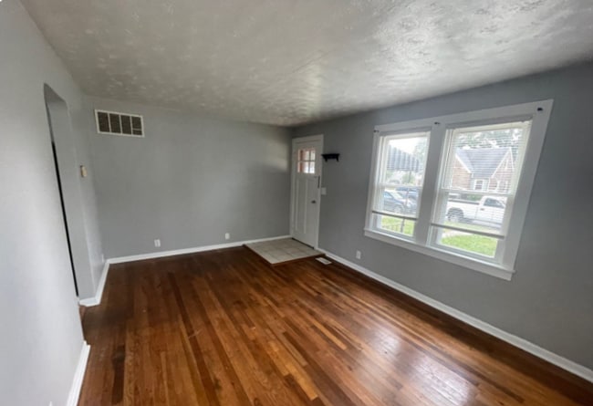Building Photo - Charming 2BR Home with 1-Car Attached Garage, Hardwood Floor, and Washer/Dryer Provided!