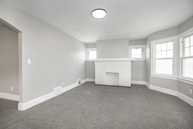 Building Photo - 4 BED, 1 BATH BEAUTIFUL SINGLE-FAMILY HOME IN CLEVELAND!