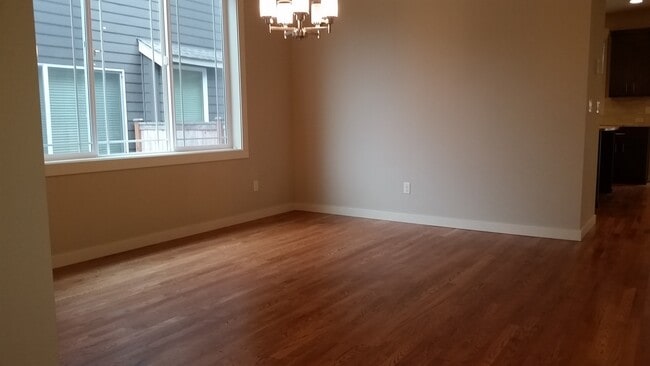 Photo - Amazing 4 beds, 2 dens, 2.75 baths in Kirkland.  Minutes to Microsoft/Costco