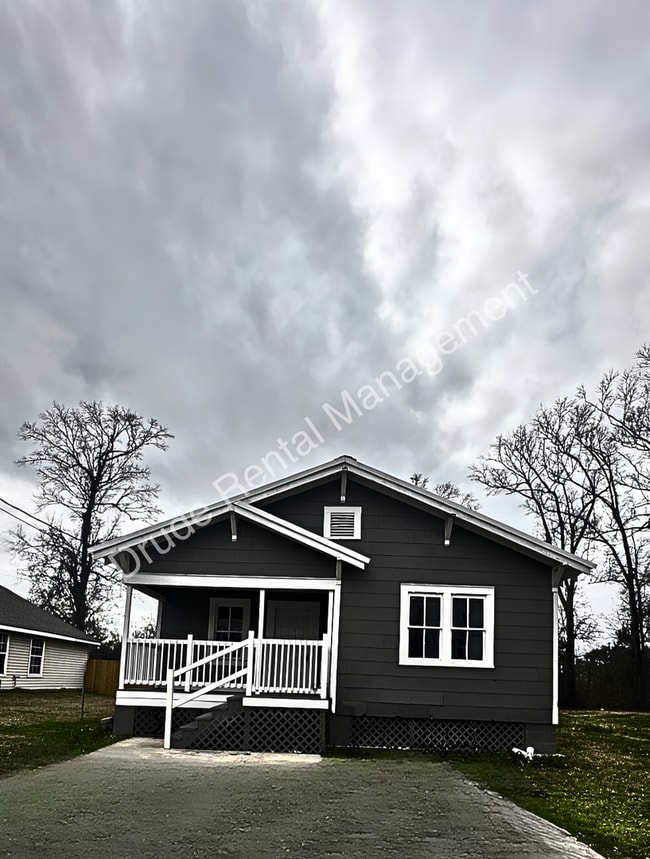 Building Photo - Classic Beauty and Charming Home