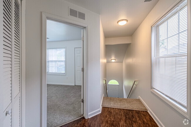 2BR, 1BA - 981SF - Entrance