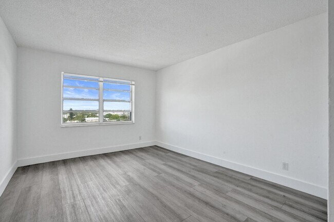 Photo - 900 NE 18th Ave Unit 1004