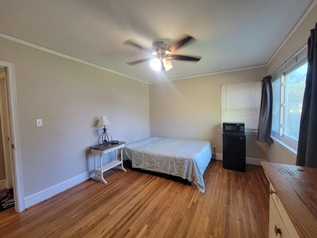 Building Photo - 2404 Edison St