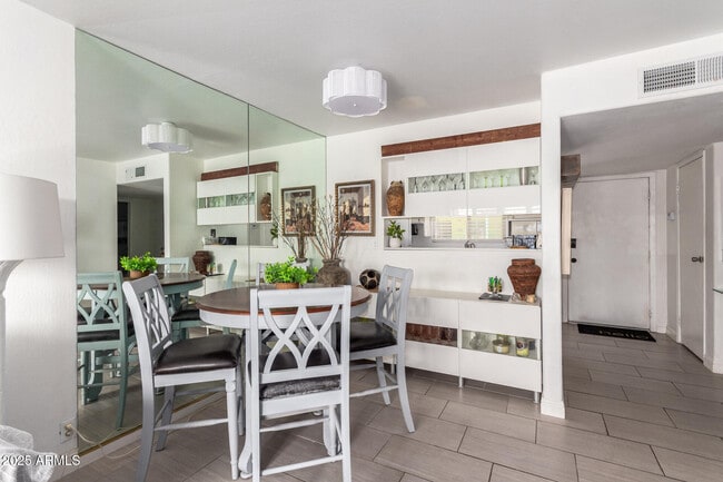 Photo - 4610 N 68th St