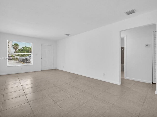 Building Photo - 241 NW 40th St Unit 4