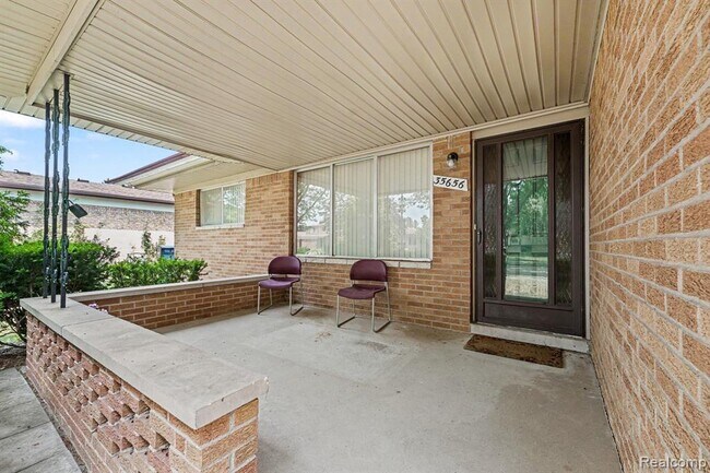 Photo - 35656 Saxony Dr