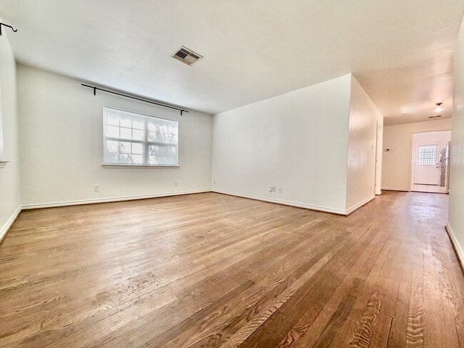 Photo - 2126 Banks St Unidad 2