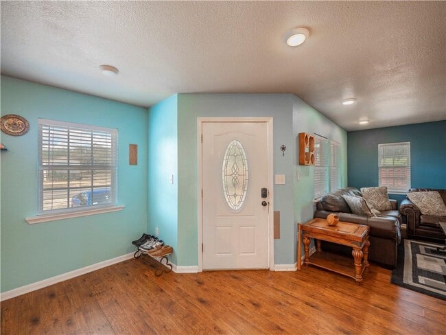 Photo - 691 Tamarack Dr