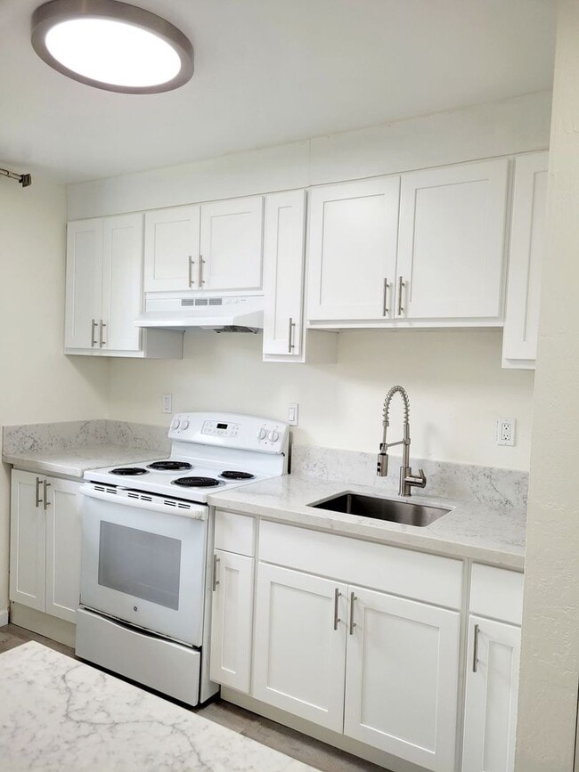 Building Photo - Available July 1, 2026 | A 3 Bedroom, 2.5 bath Townhouse with 2 parking stalls in Hokuala Hale
