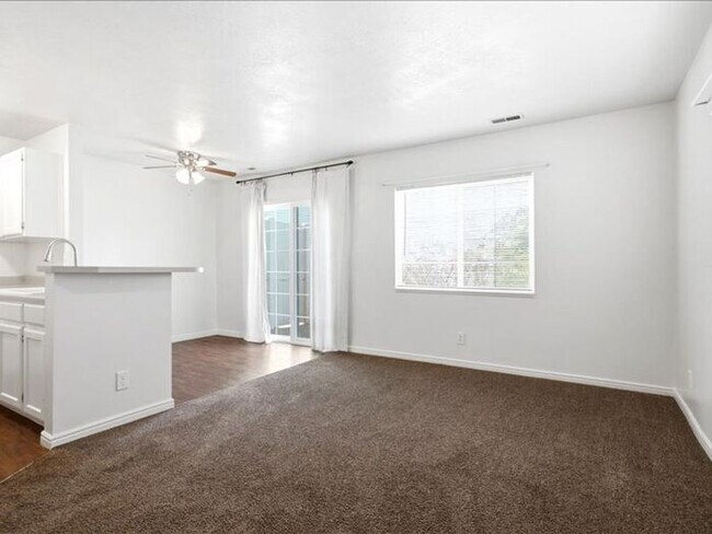W Jordan Nice 3 Bed 2 Bath Townhome with pool