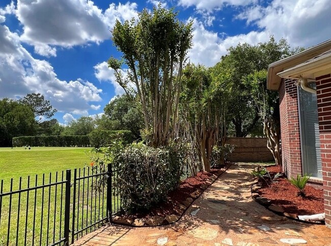 Photo - 16 Kelliwood Ct Cir