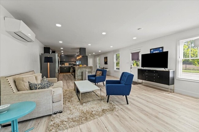 Photo - 1324 E 9th St