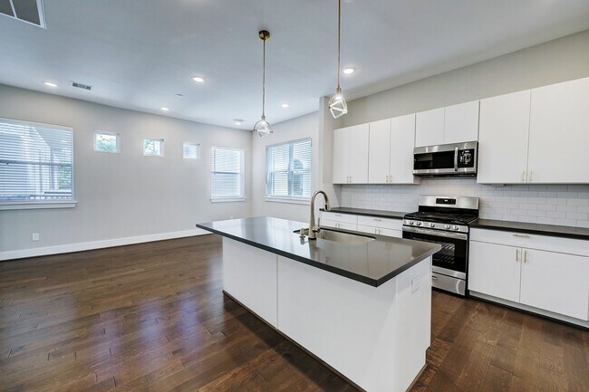 Photo - 5315 Egbert St