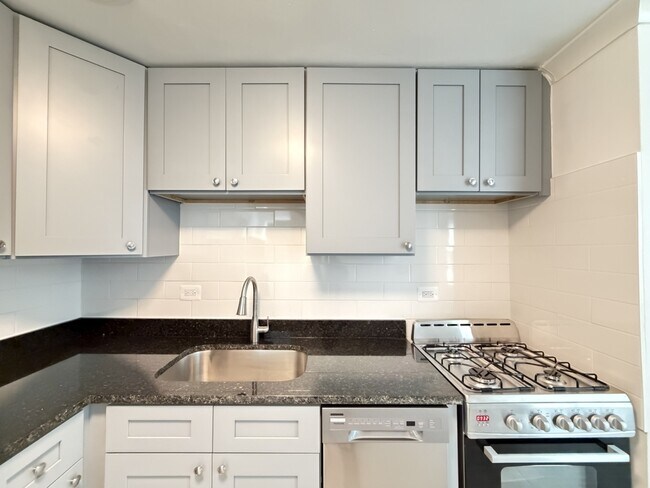 6731 N California Ave Unit SG