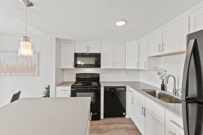 Light and Bright Kitchen 1 Bedroom - Lakes of Carmel