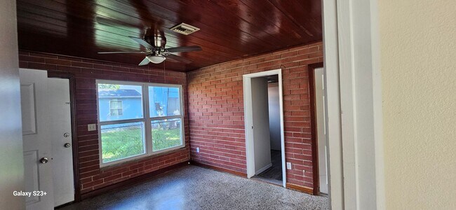 Photo - ~4/2~Oakland Street ~ Beautifully Updated ...