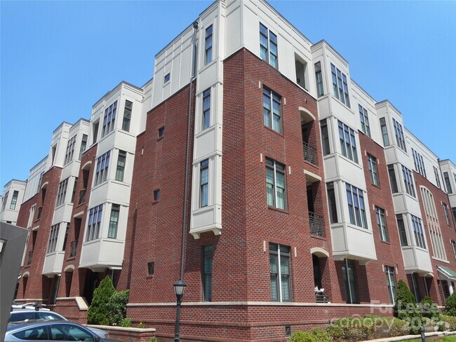 Building Photo - 2810 Selwyn Ave Unit 126 Rental
