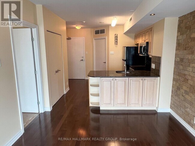 Photo - 445 Ave. Laurier Unit 1903