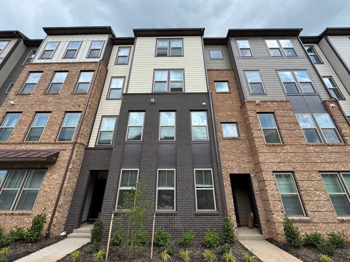 Stylish 3 Bed 2.5 Bath Interior Townhome I... - Stylish 3 Bed 2.5 Bath Interior Townhome I...