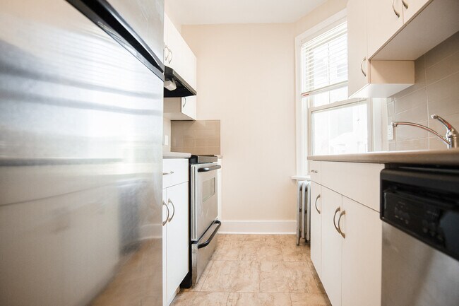 1BDR - Kitchen - 370 Stradbrook Apartment