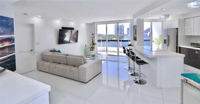 Building Photo - 3600 Mystic Pointe Dr Unit 1115