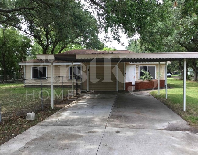 Building Photo - 1108 W Camp Cir