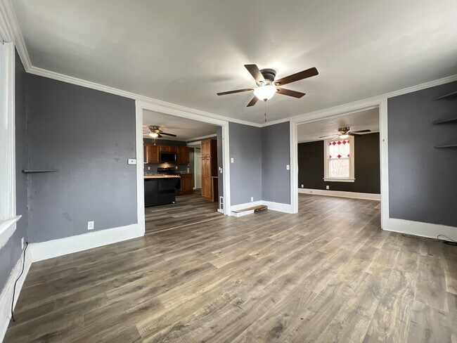 Photo - 2443 Division St