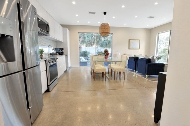 Photo - 4bd/3.5bth Perfectly Located Modern Townhouse