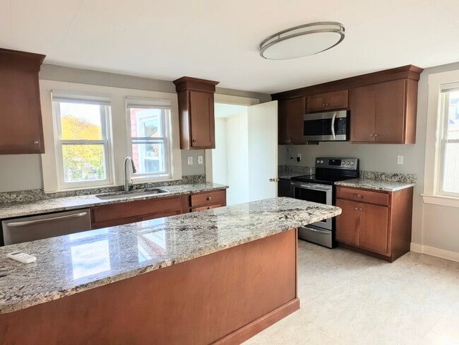 Building Photo - 245 Main St Unit 2