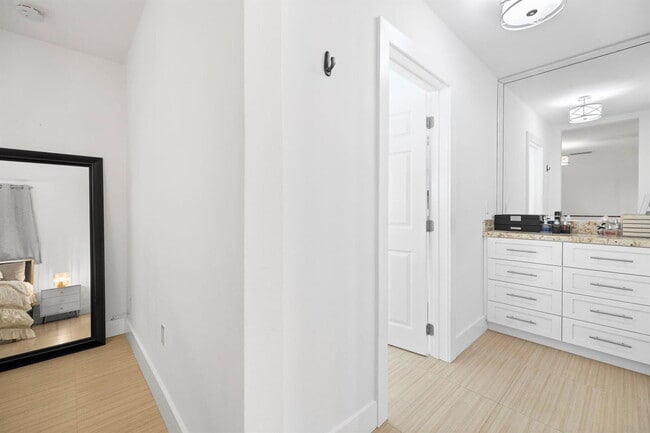 Photo - 811 Capri St