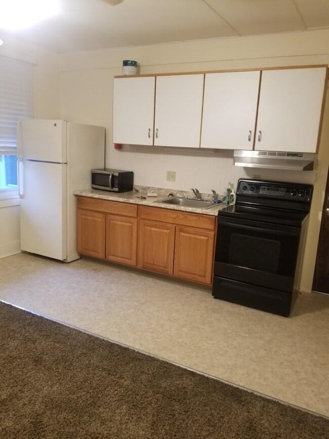 Building Photo - 560 Walnut St Unit #1 first floor