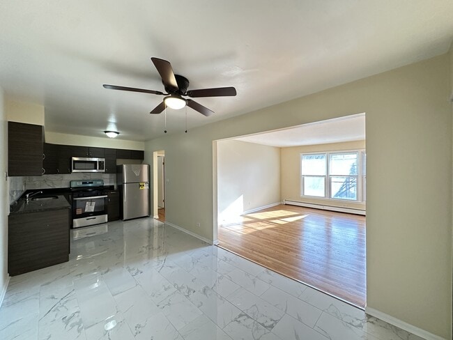 Building Photo - 627 N Lincoln Ave Unit J01P