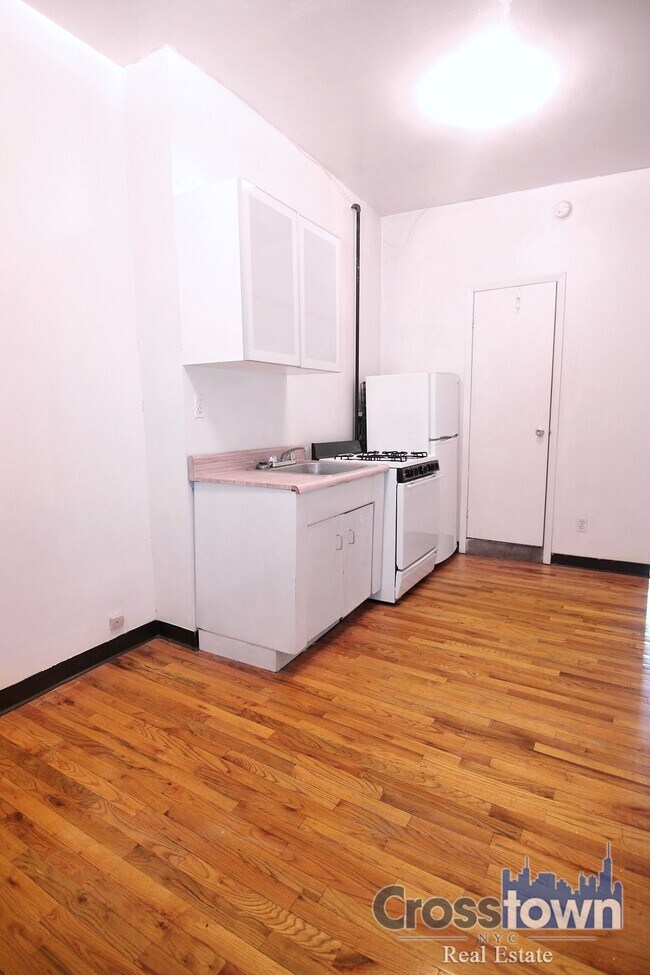 Photo - 344 E 9th St