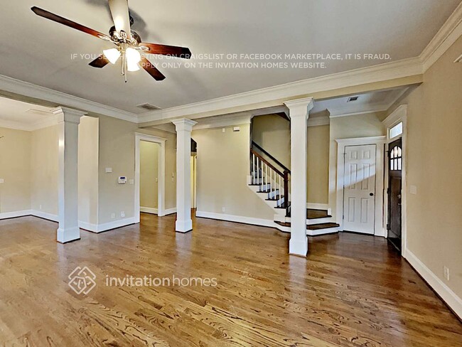 Photo - 2350 Bouldercliff Way SE