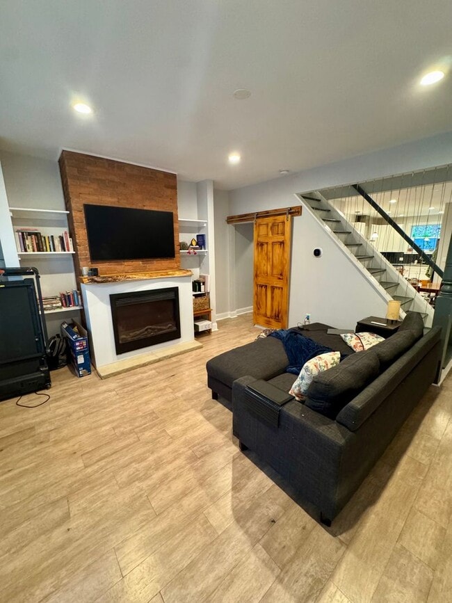 Photo - 5304 Holmes St