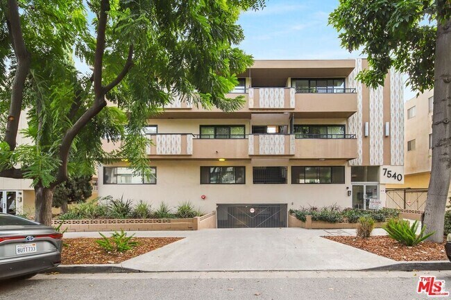 Building Photo - 7540 Hampton Ave Unit 105 Rental