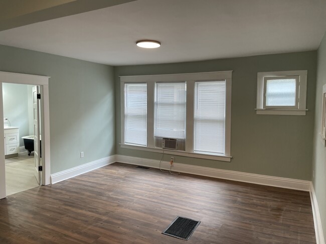 Building Photo - 1239 W Berry St Rental
