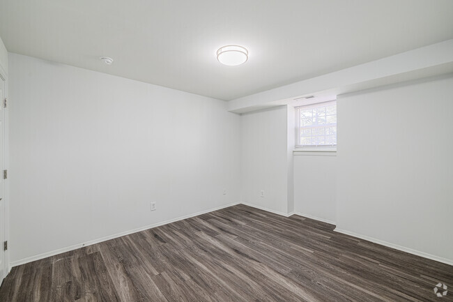 2BR, 1BA - 806SF - Primary Bedroom