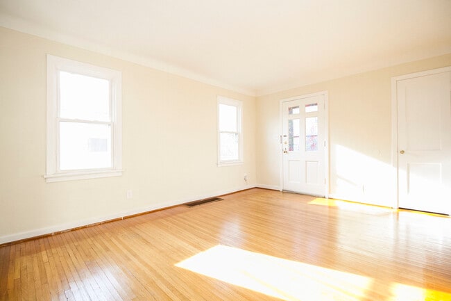 Photo - 2355 Ward St