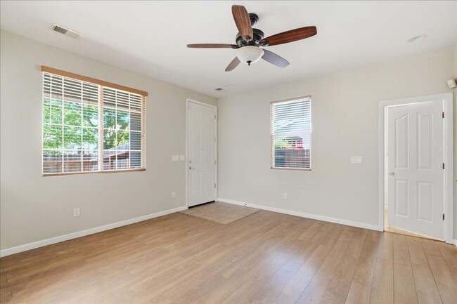 Photo - 2803 Crested St