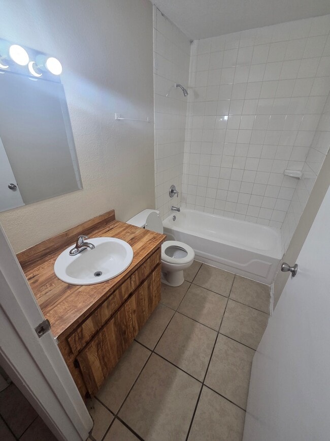Building Photo - 5085 SE 31st St Unit A Rental