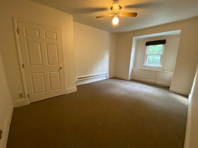 Photo - Spacious 1 Bedroom Apartment in South Oakland! Call Today to Schedule an Appointment! Unidad 77#3