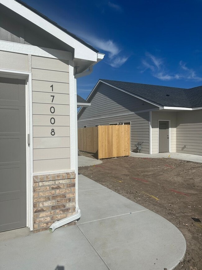 Photo - 17008 Kashmir St