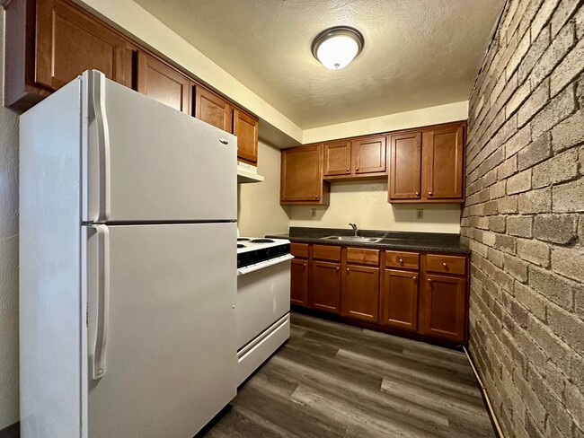 Building Photo - Awesome One Bedroom Apartment! Exposed Bri... Unit 303