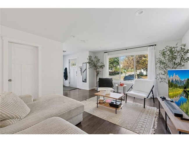 Photo - 2084 Reaney Ave E